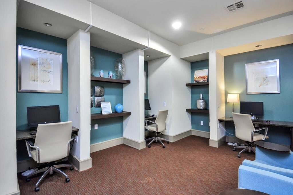 Beautiful Unit Near Med Center W/ Shopping Center *