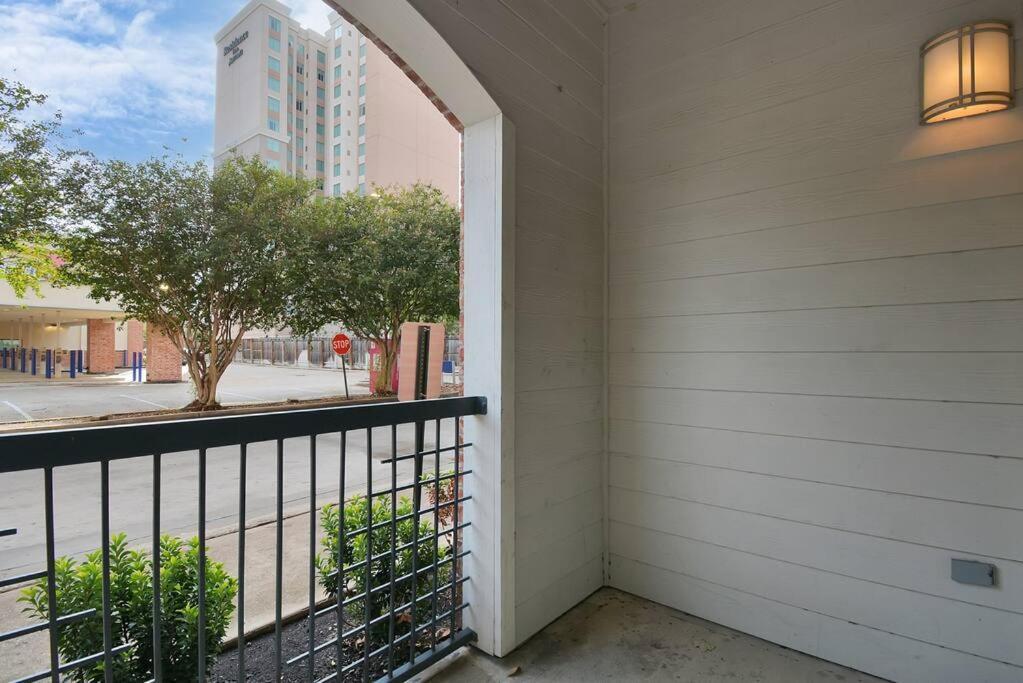 Beautiful Unit Near Med Center W/ Shopping Center Daire