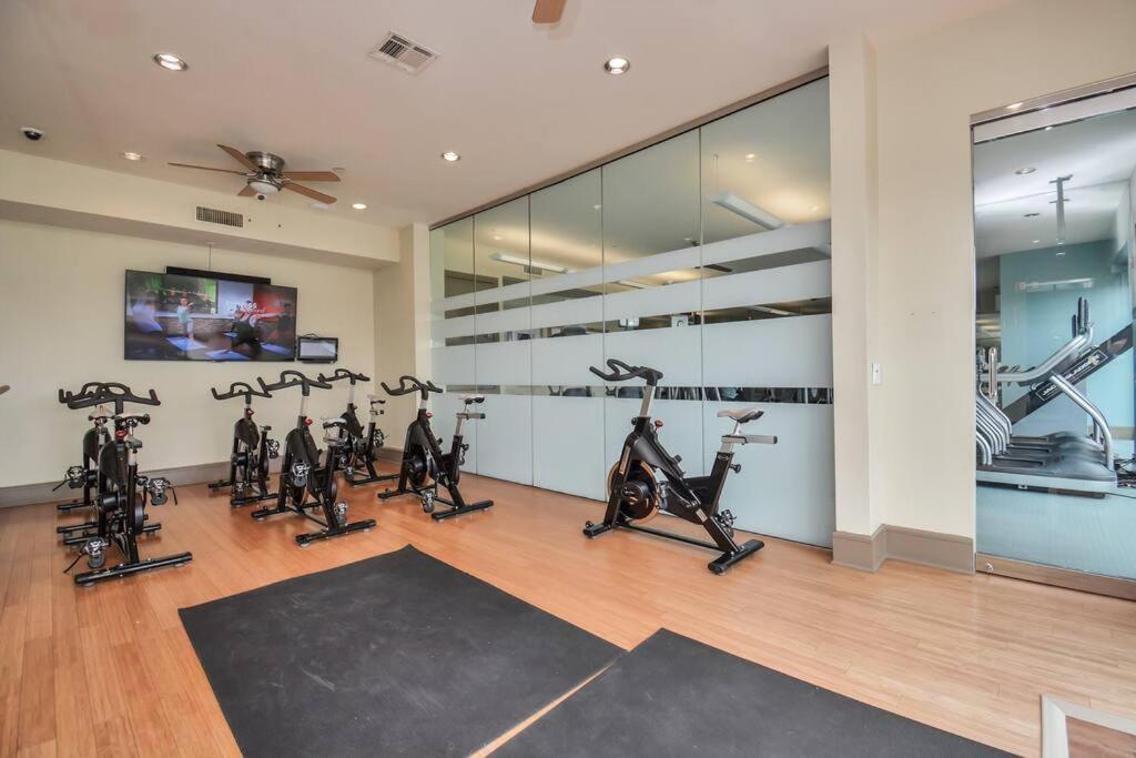 Beautiful Unit Near Med Center W/ Shopping Center *